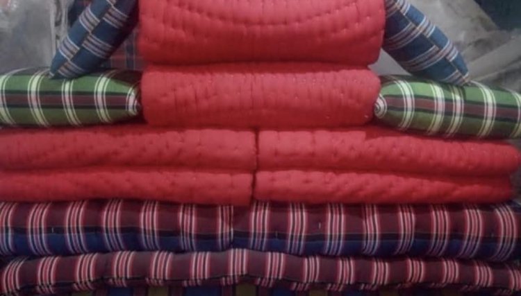 বুড়িচংয়ে শীতের আগমনে লেপ-তোশক বানাতে ব্যস্ত কারিগররা