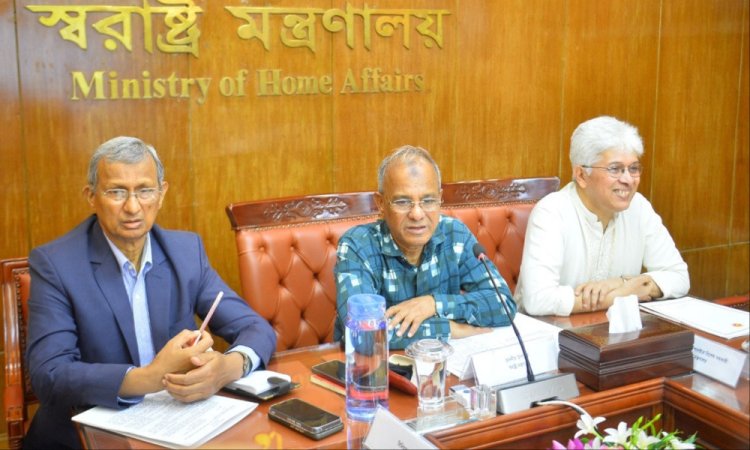 রাতে সাংবাদিককে তুলে নেয় ডিবি,সকালে স্বরাষ্ট্র উপদেষ্টা বললেন‘প্রথম শুনলাম’