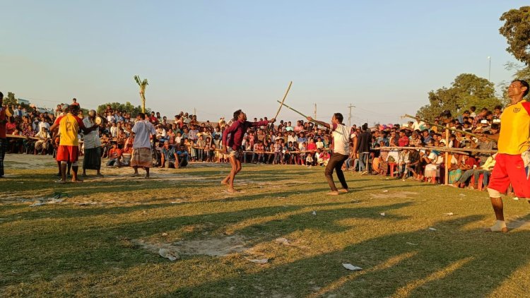 নওগাঁয় গ্রামীণ ঐতিহ্যবাহী লাঠি ও পাতা খেলা উদ্যোগে দেখতে উৎসুক জনতার ভীড় 