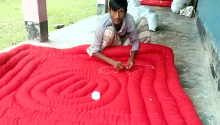 শীতের আগমনে লেপ তোষকের ব্যস্ততা-পলাশবাড়ীতে জমে উঠেছে ধুনকরদের শীতের বাজার