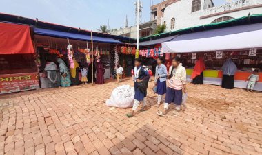 নওগাঁয় প্রশাসনের অনুমোতি ছাড়াই স্কুল মাঠ দখল করে বাণিজ্য মেলা