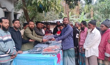 দুমকিতে শীতার্ত অটোচালকদের পাশে হিরন খান 