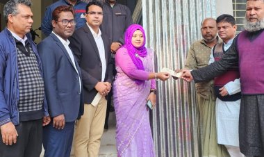 নওগাঁ মান্দায় অগ্নিকাণ্ডে ক্ষতিগ্রস্ত ২ পরিবারকে আর্থিক সহায়তা ও ঢেউটিন প্রদান