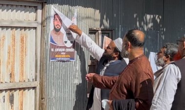 কুমিল্লা -৫ পোষ্টার ব্যানার নিজ হাতে খুললেন জামায়াতের প্রার্থী