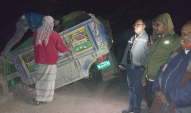 বুড়িচংয়ে ব্রিজের পাটাতন ভেঙে সিমেন্টবোঝাই ট্রাক আটক-যান চলাচল বন্ধ