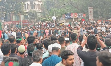 শহীদ ওসমান হাদি হত্যার বিচারের দাবিতে উত্তাল হচ্ছে শাহবাগ