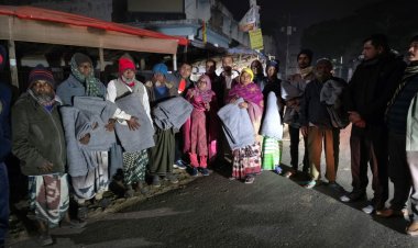 নিয়ামতপুরে অসহায় মানুষদের মাঝে শীতবস্ত্র বিতরণ