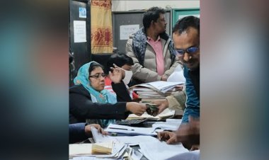 নিয়ামতপুরে সাব-রেজিস্ট্রি অফিসে ঘুষ নেওয়ার ভিডিও ভাইরাল 