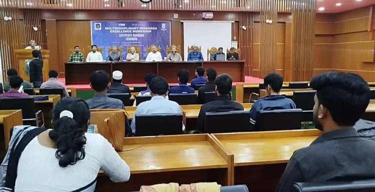 পবিপ্রবিততে বহুমুখী গবেষণা ভিত্তিক কর্মশালায় অংশগ্রহনকারীদের সনদ পত্র বিতরন 