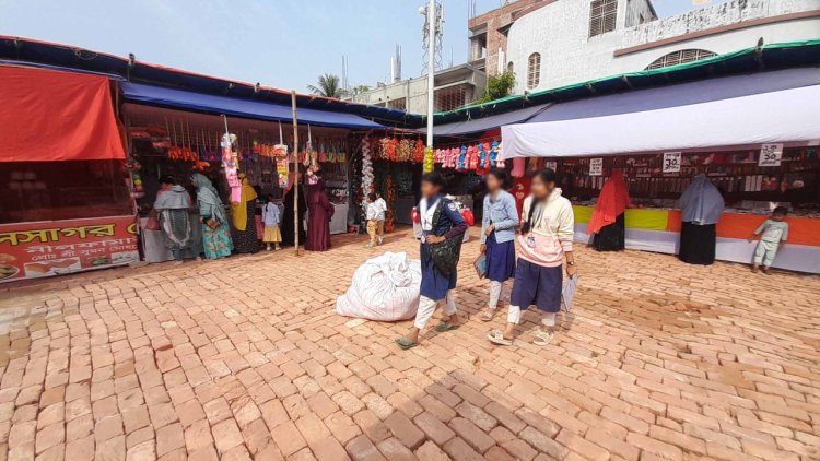 নওগাঁয় প্রশাসনের অনুমোতি ছাড়াই স্কুল মাঠ দখল করে বাণিজ্য মেলা