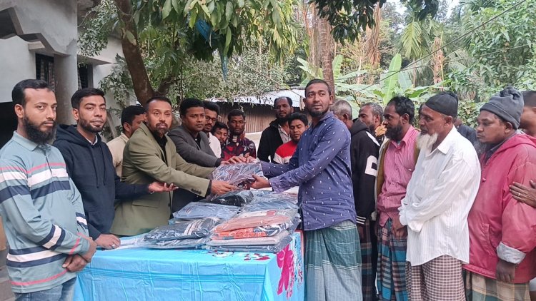 দুমকিতে শীতার্ত অটোচালকদের পাশে হিরন খান 