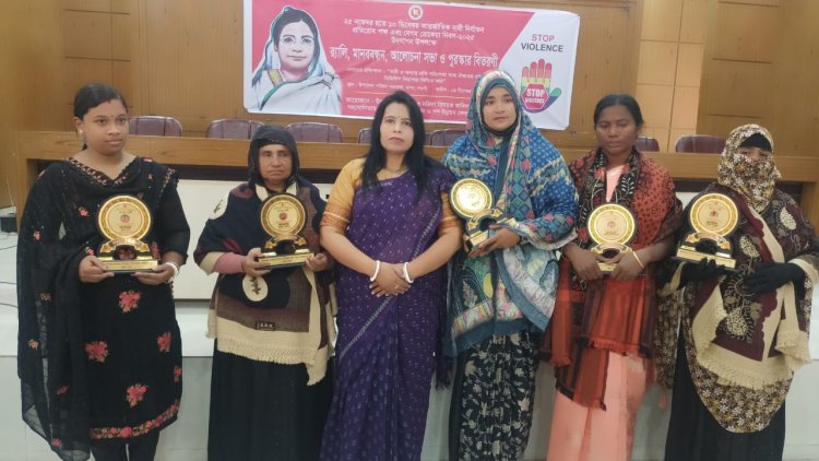 নওগাঁয় অদম্য নারী পুরস্কারে ভূষিত পাঁচ নারী 