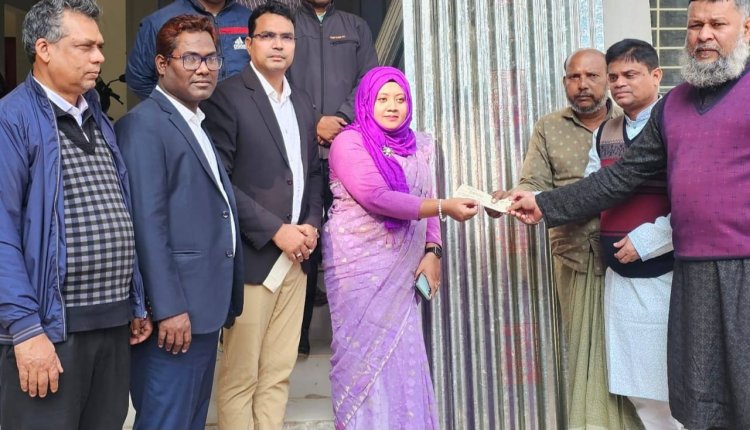 নওগাঁ মান্দায় অগ্নিকাণ্ডে ক্ষতিগ্রস্ত ২ পরিবারকে আর্থিক সহায়তা ও ঢেউটিন প্রদান