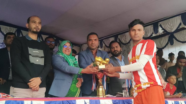 নিয়ামতপুরে উপজেলা প্রশাসন ফুটবল টুর্নামেন্টের ফাইনাল