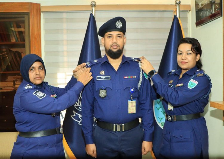 ‎হবিগঞ্জে পদোন্নতিপ্রাপ্ত পুলিশ সদস্যকে র‌্যাংক ব্যাজ পরালেন পুলিশ সুপার