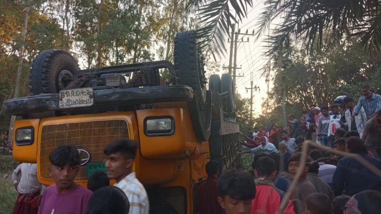 নওগাঁয় ট্রাক চাপায় নিহত-১ আহত-৩