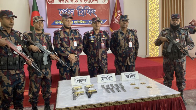 চাঁপাইনবাবগঞ্জ সীমান্তে বিদেশি অস্ত্র,ম্যাগাজিন ও গুলি আটক করেছে ৫৩ বিজিবি
