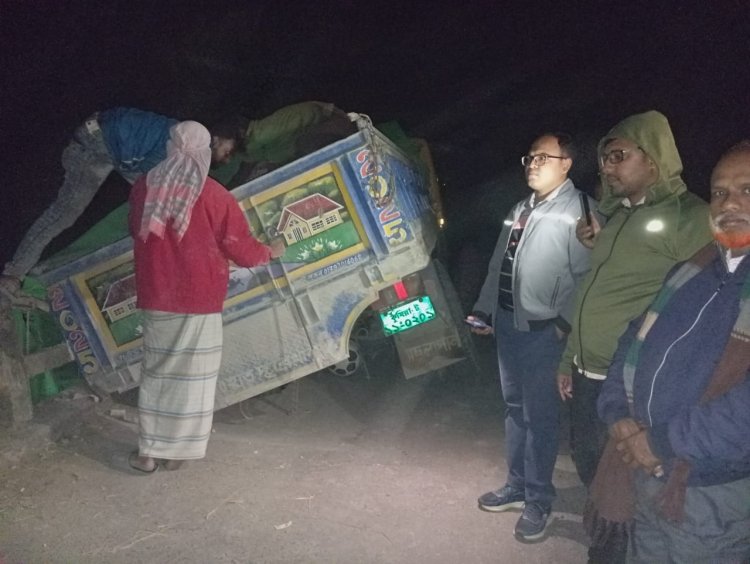 বুড়িচংয়ে ব্রিজের পাটাতন ভেঙে সিমেন্টবোঝাই ট্রাক আটক-যান চলাচল বন্ধ