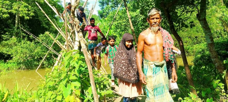 ‎দুমকিতে ঝুঁকিপূর্ণ বাঁশের সাঁকো-আতঙ্কে স্কুলশিক্ষার্থীসহ স্থানীয়রা