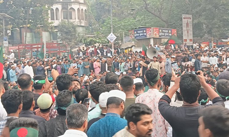 শহীদ ওসমান হাদি হত্যার বিচারের দাবিতে উত্তাল হচ্ছে শাহবাগ