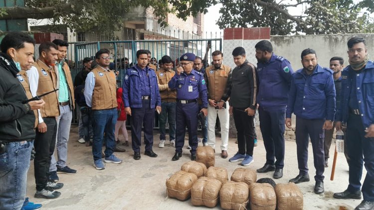 নওগাঁয় বিপুল পরিমাণ গাঁজা ও মদসহ দুইজন আটক