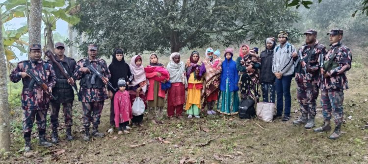 চাঁপাইনবাবগঞ্জ সীমান্তে ১৭ নারী-শিশুসহ ২৭জন আটক