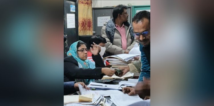 নিয়ামতপুরে সাব-রেজিস্ট্রি অফিসে ঘুষ নেওয়ার ভিডিও ভাইরাল 