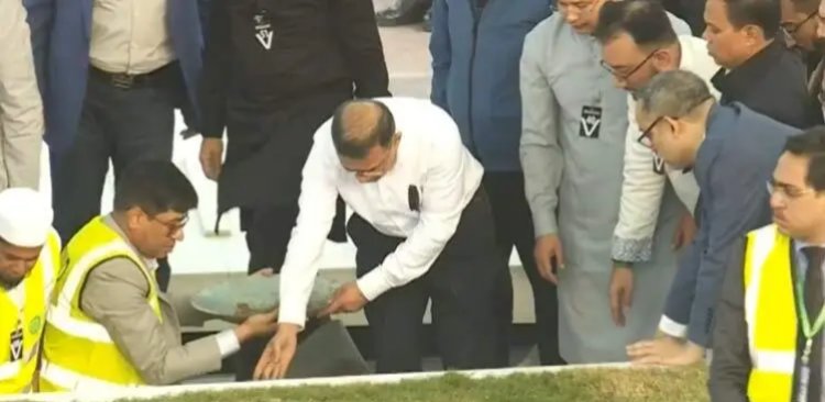 নিজ হাতে খালেদা জিয়াকে শায়িত করলেন তারেক রহমান