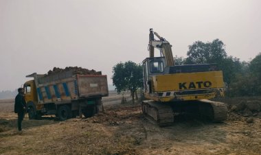 মাটিভর্তি ট্টাক্টরসহ এক্সাভেটর মেশিন ফেলে পালালো ভূমিদস্যুরা