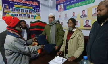 সাপাহারে কাঁচা বাজার ব্যবসায়ী সমিতির উদ্যোগে দুস্থদের মাঝে কম্বল বিতরণ