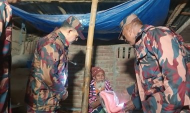 চাঁপাইনবাবগঞ্জ সীমান্তে বিজিবি অধিনায়কের শীতবস্ত্র বিতরণ