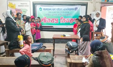 চাঁপাইনবাবগঞ্জে স্কুল শিক্ষার্থীদের মধ্যে সোয়েটার বিতরণ