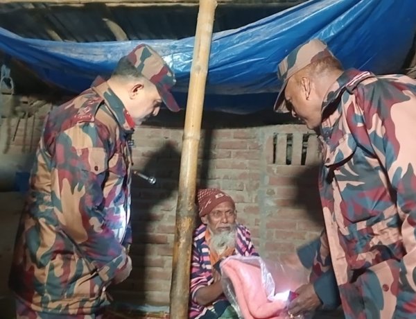 চাঁপাইনবাবগঞ্জ সীমান্তে বিজিবি অধিনায়কের শীতবস্ত্র বিতরণ