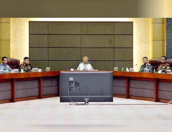 সংসদ নির্বাচন ও গণভোট উপলক্ষে সেনাসদরে প্রধান উপদেষ্টার মতবিনিময়