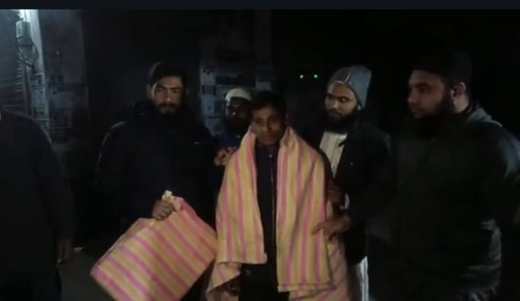 নওগাঁয় শীতার্ত অসহায় মানুষের মাঝে কম্বল ও খাবার বিতরণ 