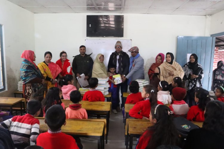 নওগাঁয় বছরের প্রথম দিনেই নতুন বই পেয়ে উচ্ছ্বসিত শিক্ষার্থীরা
