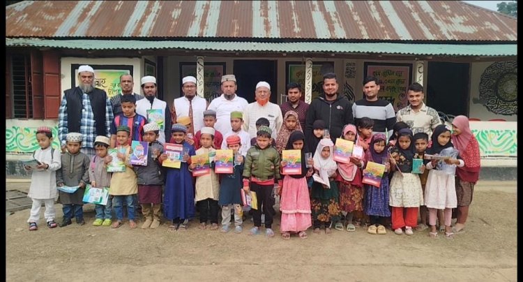 মদিনাতুল উলুম ও নূরানী মাদ্রাসায় উত্তীর্ণ শিক্ষার্থীদের মাঝে পুরস্কার ও বিনামূল্যে বই বিতরণ