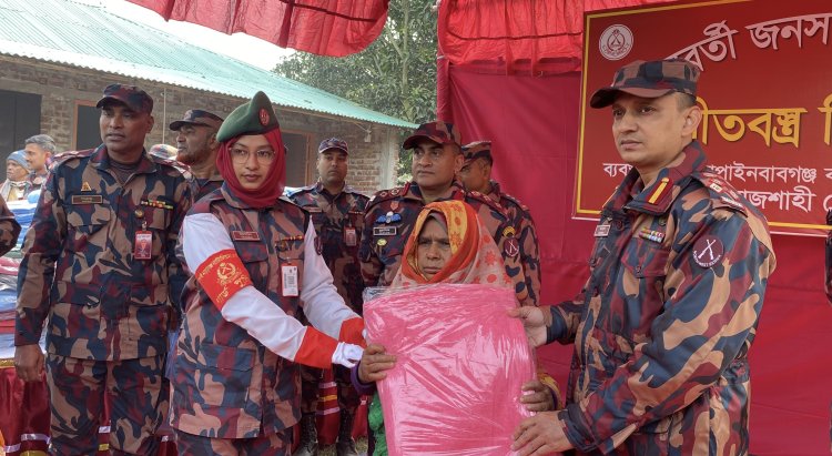 চাঁপাইনবাবগঞ্জ সীমান্তে শীতার্তদের মাঝে শীতবস্ত্র বিতরণ