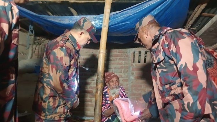 চাঁপাইনবাবগঞ্জ সীমান্তে বিজিবি অধিনায়কের শীতবস্ত্র বিতরণ