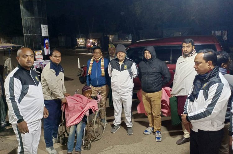 চাঁপাইনবাবগঞ্জে মধ্যরাতে শীতার্তদের মাঝে ইউএনওর শীতবস্ত্র বিতরণ