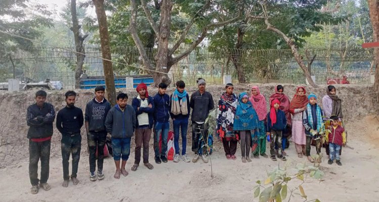 গোমস্তাপুর সীমান্তে নারী ও শিশুসহ ১৭ জনকে ঠেলে পাঠালো বিএসএফ