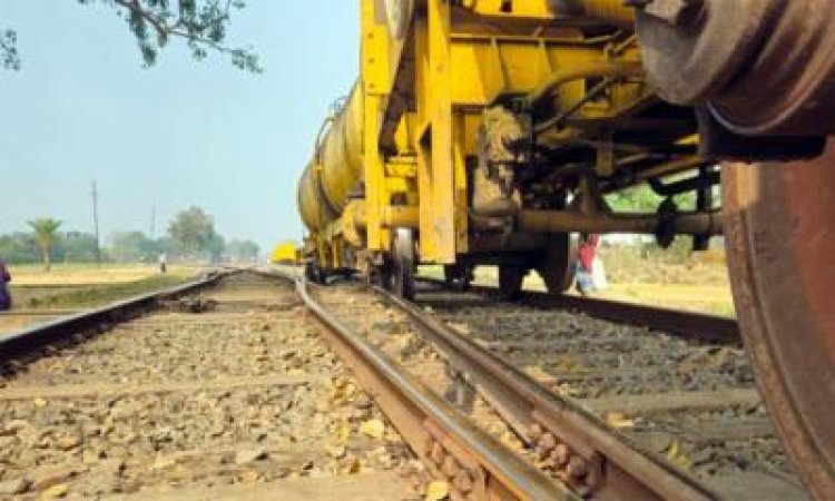 চাঁপাইনবাবগঞ্জে তেলবাহী ট্রেন লাইনচ্যুত