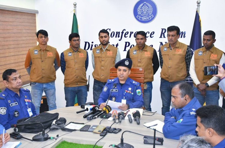 নওগাঁয় ডাকাত চক্রের ৬ সদস্য গ্রেফতার-ট্রাক ও দেশীয় অস্ত্র উদ্ধার