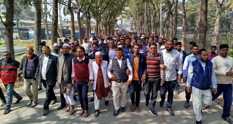 ‎পে-স্কেল গেজেট প্রকাশের দাবিতে পবিপ্রবিতে বিক্ষোভ