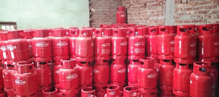 বুড়িচংয়ে সিলিন্ডার এলপিজি গ্যাসের দাম বেড়ে যাওয়ায় চরম বিপাকে নিম্ন ও মধ্যবিত্ত পরিবারের দুর্ভোগ