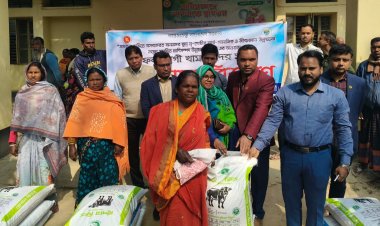 নিয়ামতপুরে সুফলভোগী খামারিদের মাঝে গো-খাদ্য বিতরণ