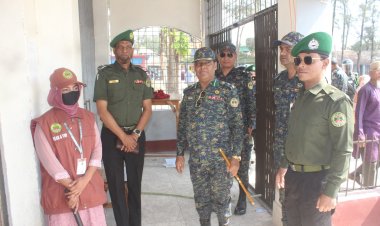 পটুয়াখালীতে ভোটকেন্দ্র পরিদর্শনে-রেঞ্জ কমান্ডার আব্দুস সামাদ 