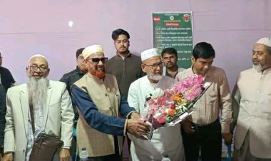 নওগাঁ-১ আসনে বিজয়ী ও পরাজিত প্রার্থীর মধ্যে ফুলের শুভেচ্ছা বিনিময়