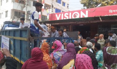 চাঁপাইনবাবগঞ্জে টিসিবি’র পণ্য কিনতে মানুষের ভিড়