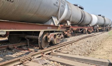 চাঁপাইনবাবগঞ্জে তেলবাহী ট্রেন লাইনচ্যুত 